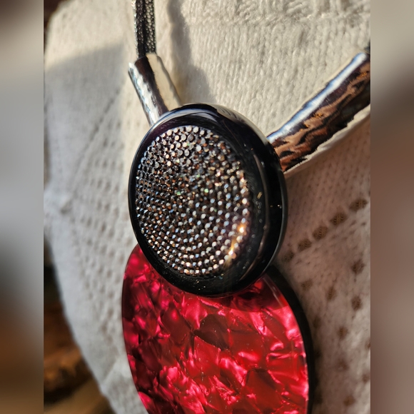 Elegant Pink and Black Pendant Necklace with Earrings Set - Picture 3 of 17